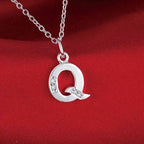 Pitkä kaulakoru, jossa nimikirjainriipus q