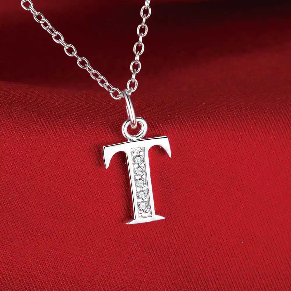Pitkä kaulakoru, jossa nimikirjainriipus t