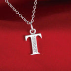 Pitkä kaulakoru, jossa nimikirjainriipus t