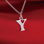 Pitkä kaulakoru, jossa nimikirjainriipus y