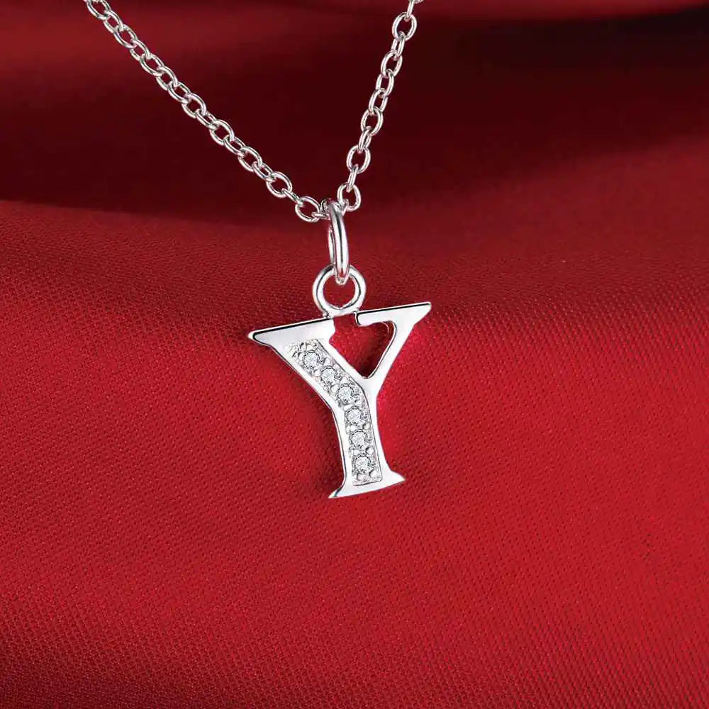 Pitkä kaulakoru, jossa nimikirjainriipus y