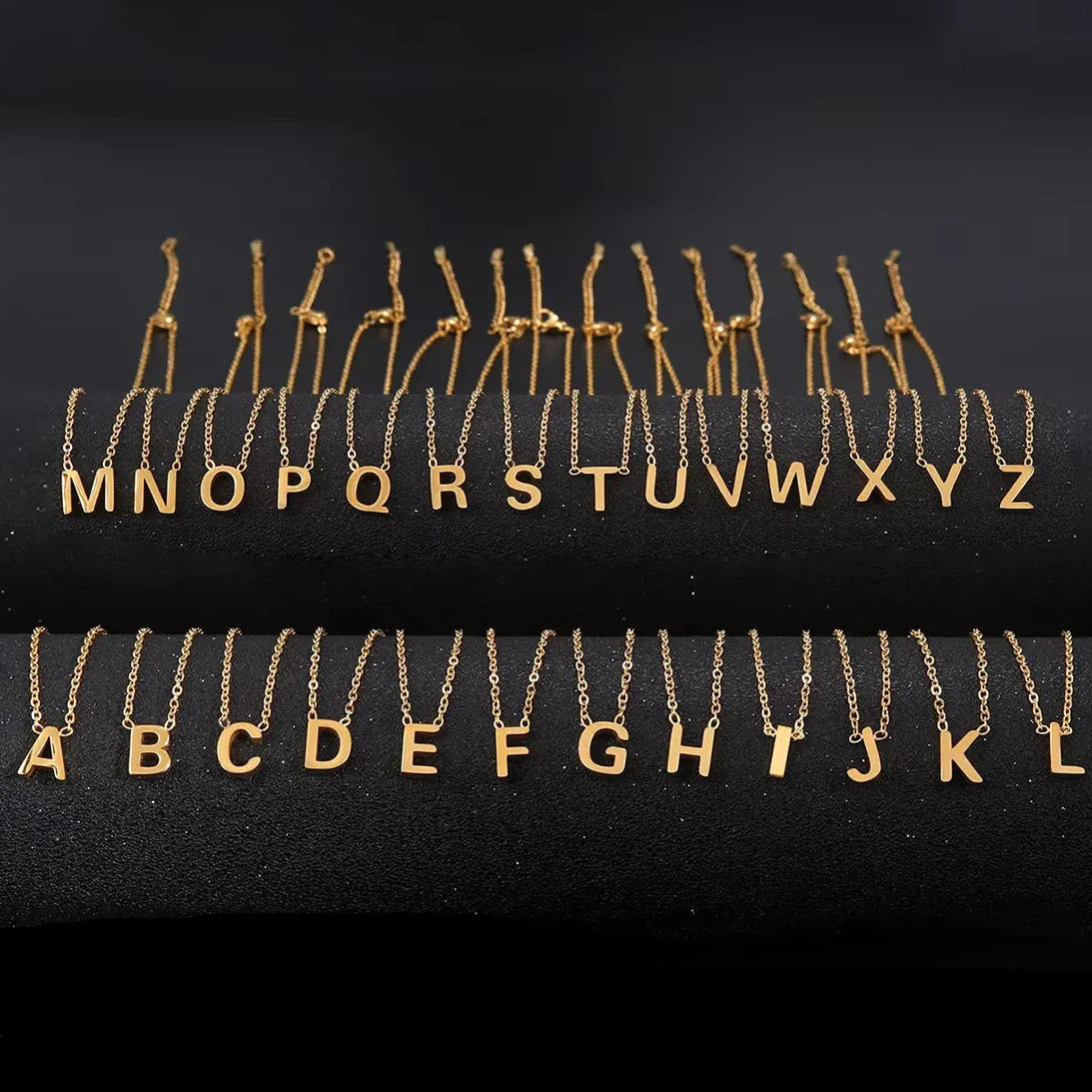 Kaulakoru kirjaimella b-riipuksella