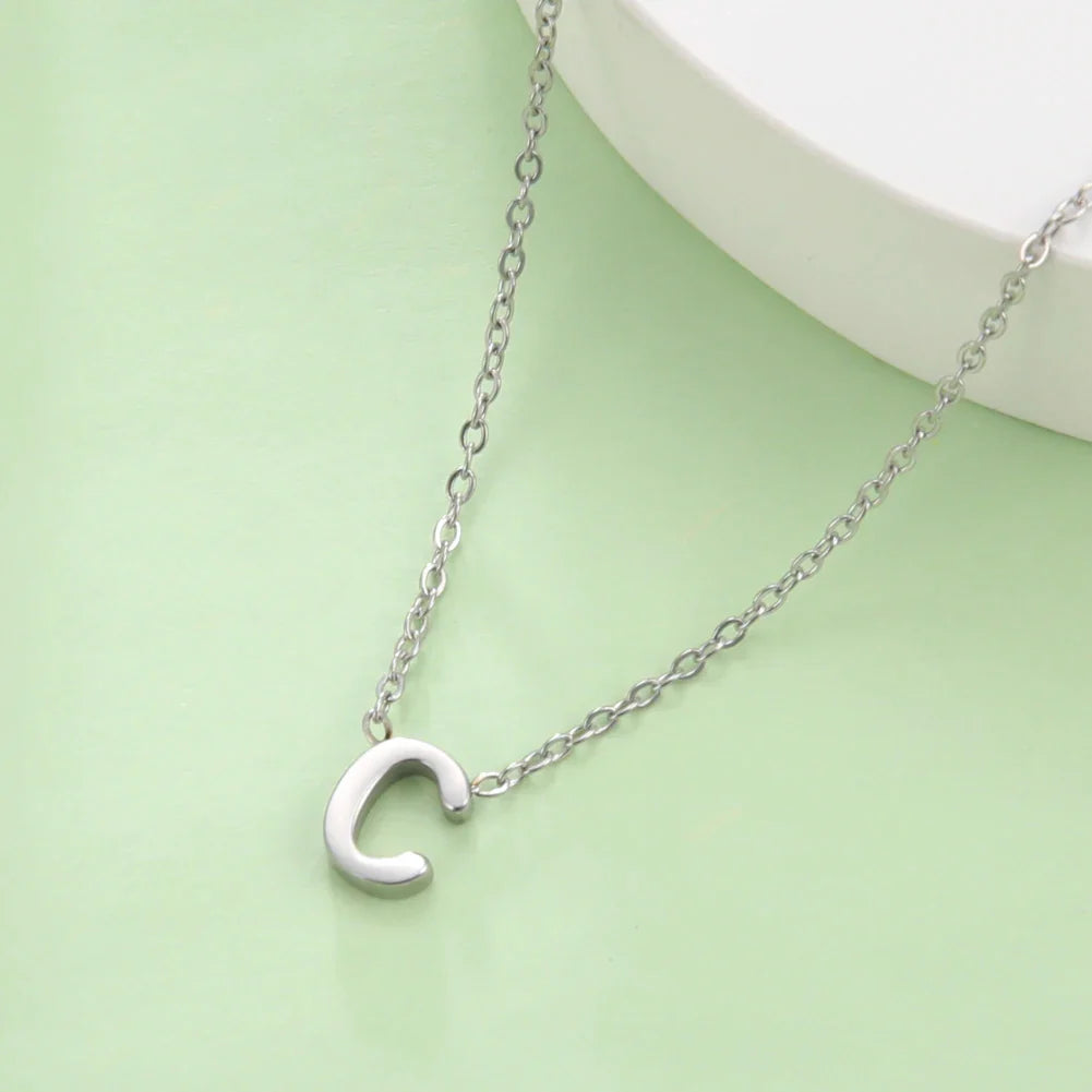 Kaulakoru alkukirjainriipuksella - kirjain 