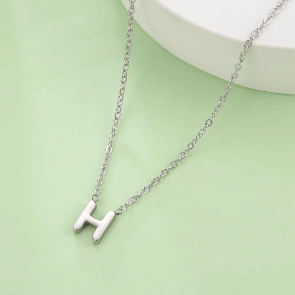 Kaulakoru alkukirjainriipuksella - kirjain 