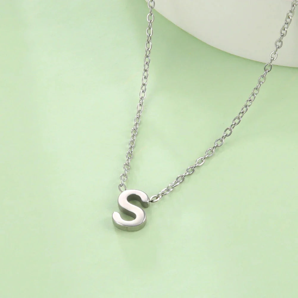 Kaulakoru alkukirjainriipuksella - kirjain 