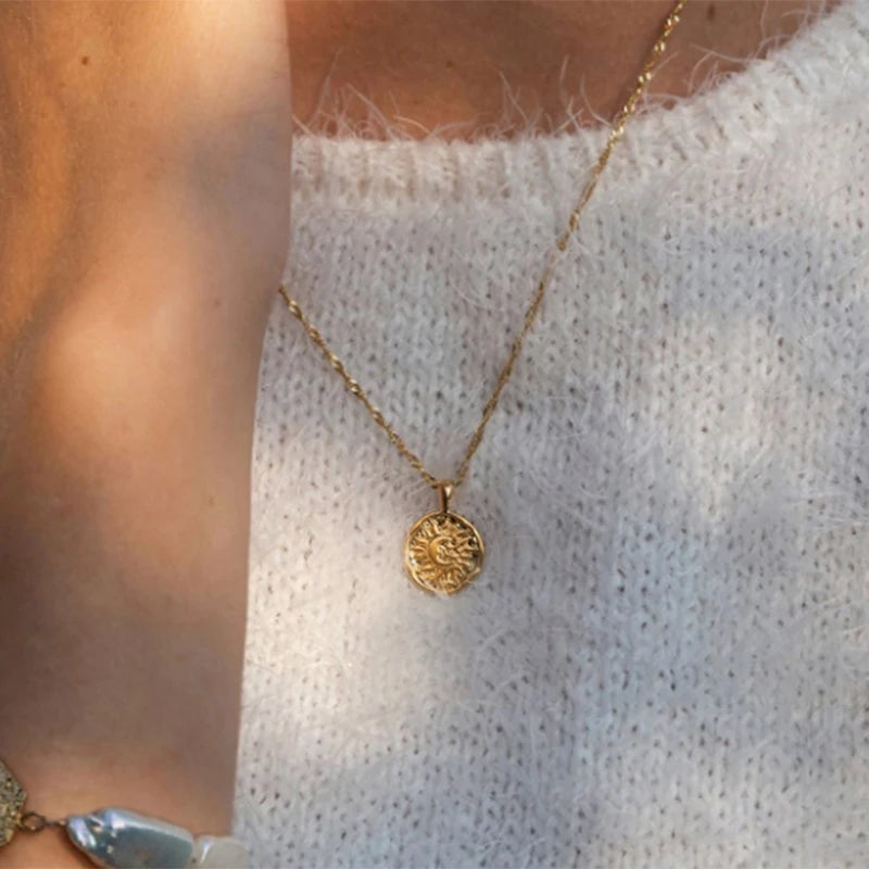 Kaulakoru naisten kuukorulla kullattu