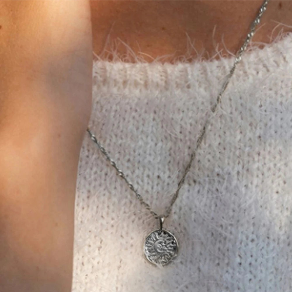 Kaulakoru naisten kuukorulla hopeoitu