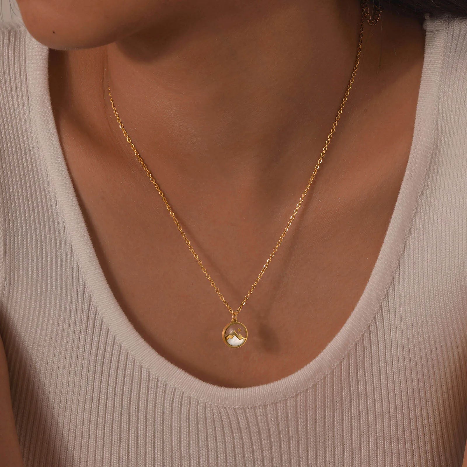 Kaulakoru, jossa on vuori- ja kuu-riipus