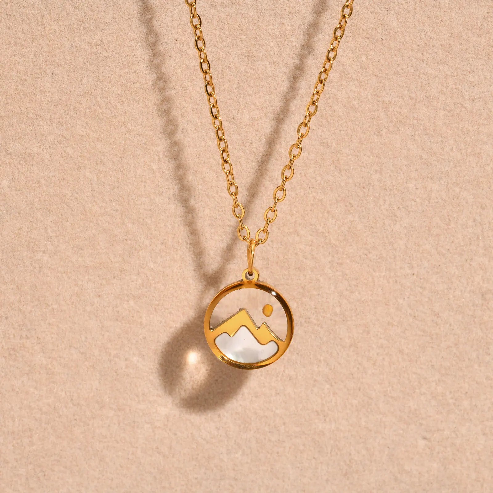 Kaulakoru, jossa on vuori- ja kuu-riipus