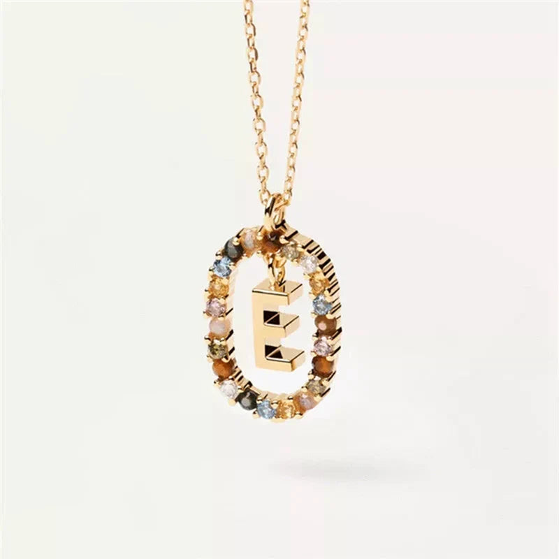 Kaulakoru soikealla alkukirjainriipuksella e