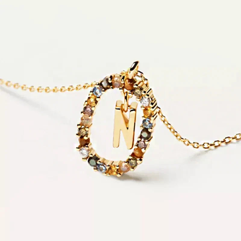 Kaulakoru soikealla alkukirjainriipuksella n