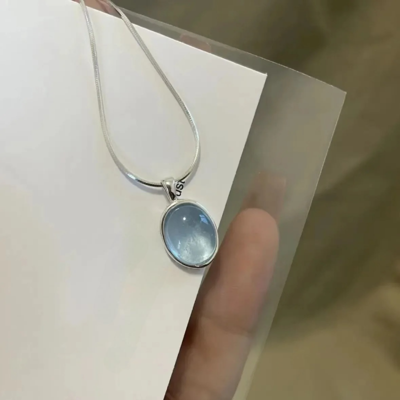 Kaulakoru ovaalilla kuuhelmi-riipuksella