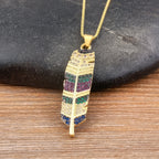 Kaulakoru Höyhenriipuksella ja Zirkonilla 