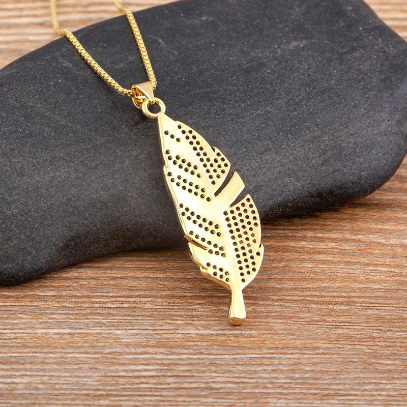 Kaulakoru sulka-riipuksella ja zirkonilla