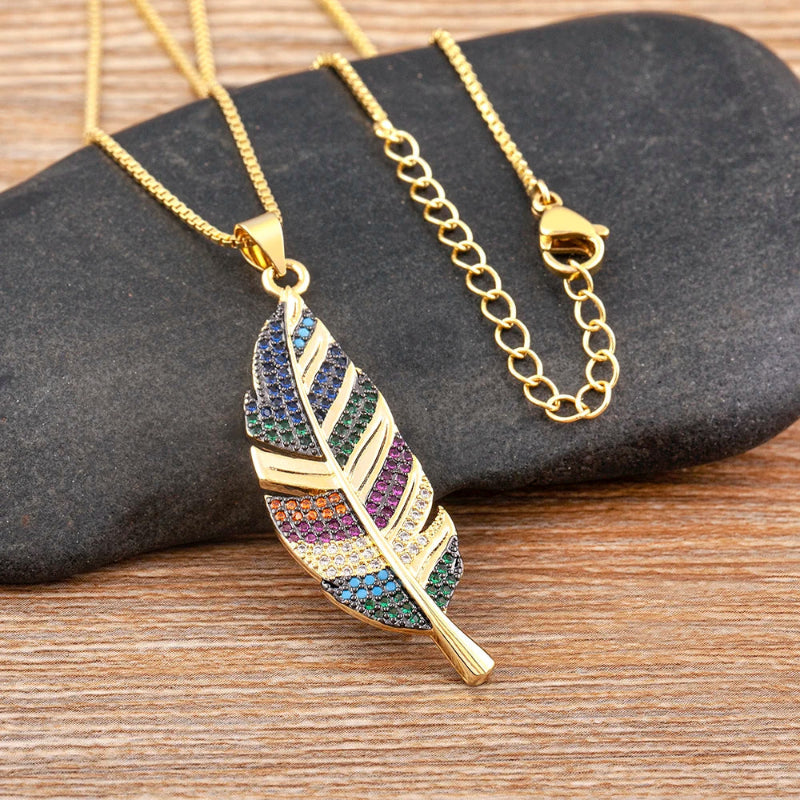 Kaulakoru sulka-riipuksella ja zirkonilla