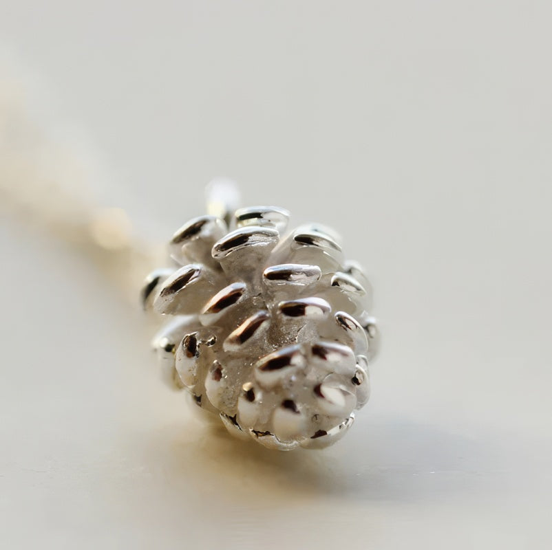 Kaulakoru käpyriipuksella 