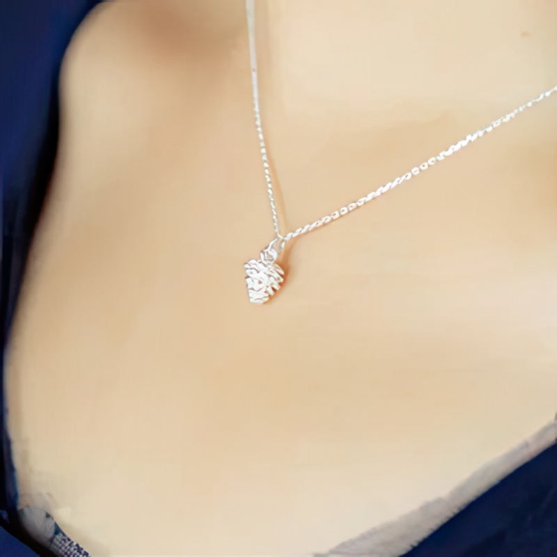 Kaulakoru käpyriipuksella 