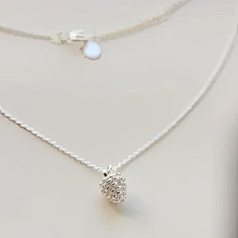 Kaulakoru käpyriipuksella 