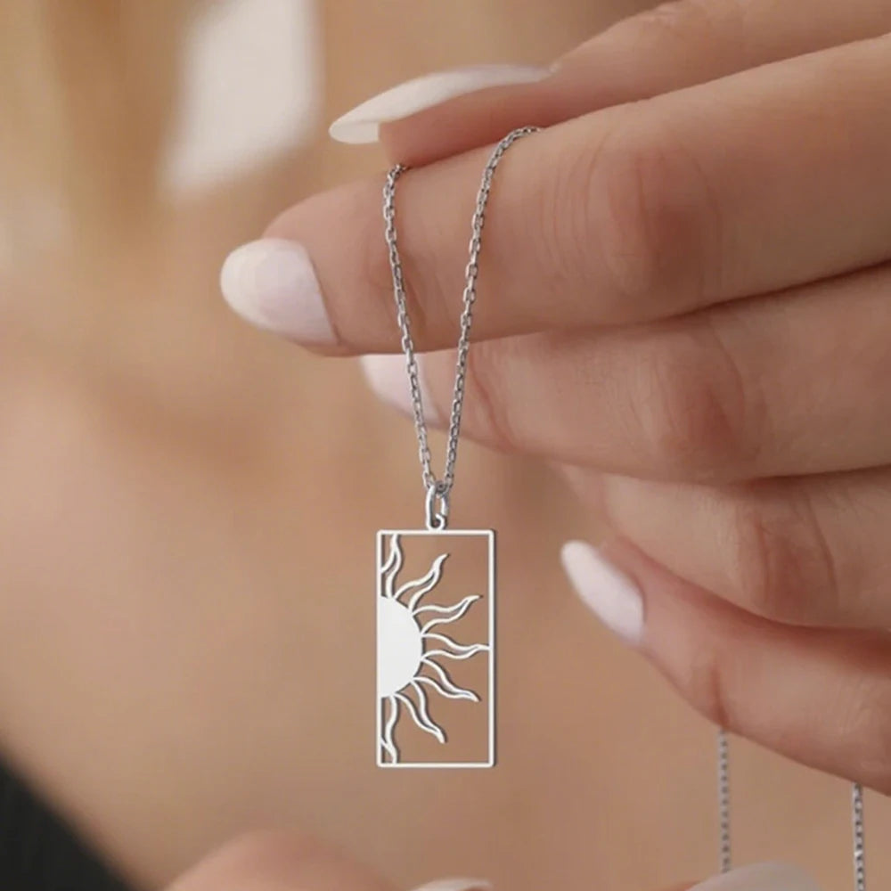 Collier avec pendentif rectangulaire demi-soleil argent