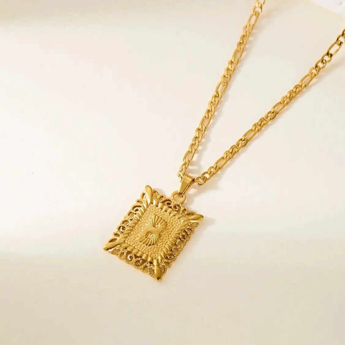 Kaulakoru, jossa on suorakulmainen riipus ja kirjain b