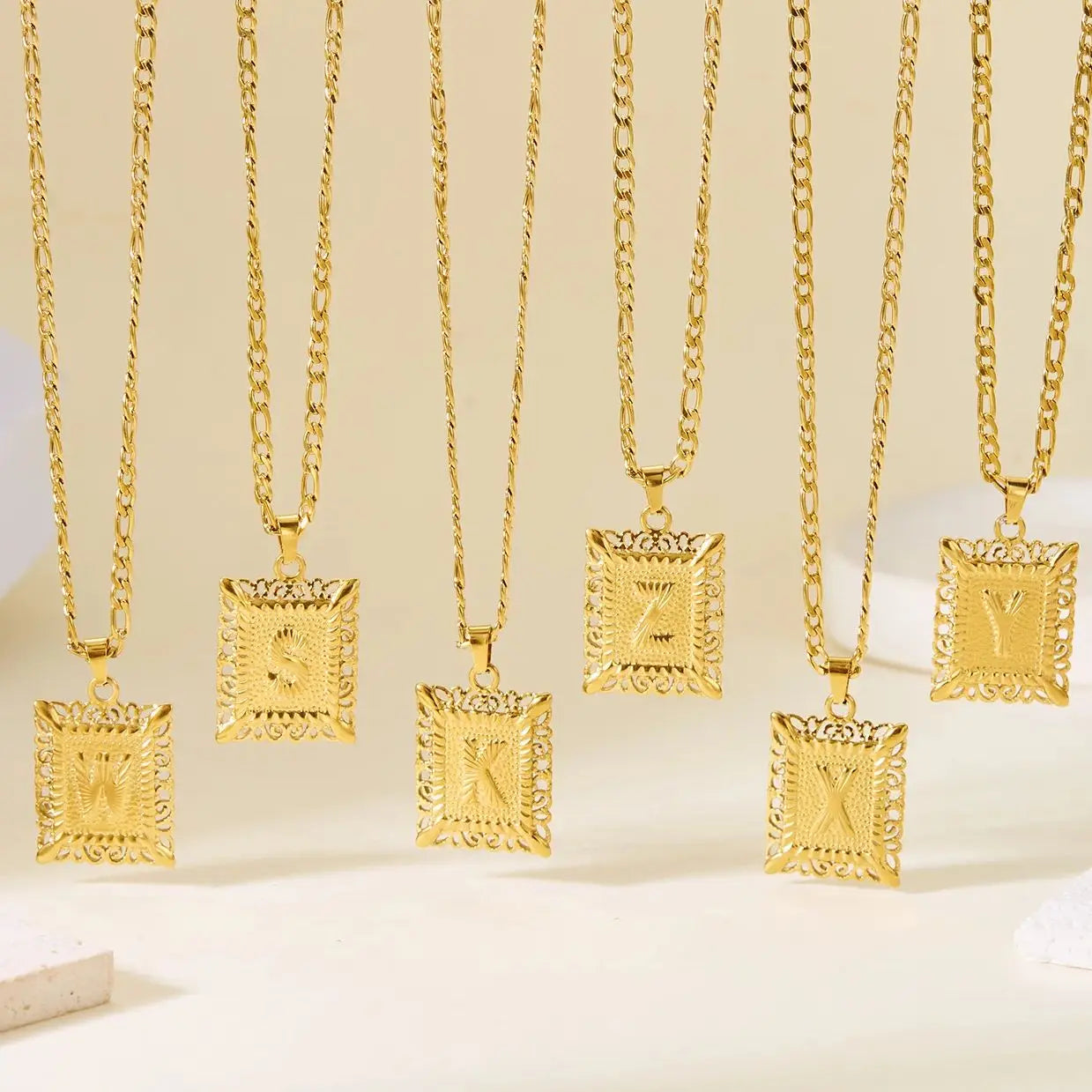 Kaulakoru, jossa on suorakulmainen riipus ja kirjain k