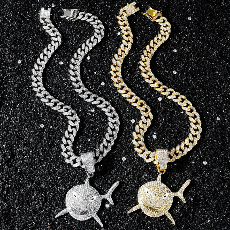 Kaulakoru hopeisella strassihain riipuksella