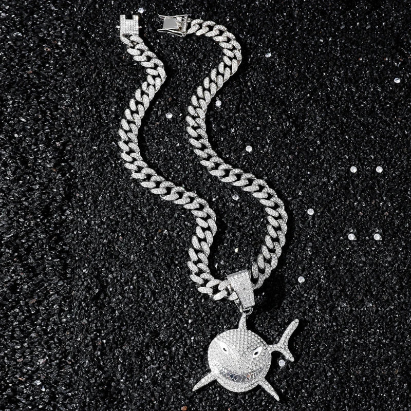 Kaulakoru hopeisella strassihain riipuksella