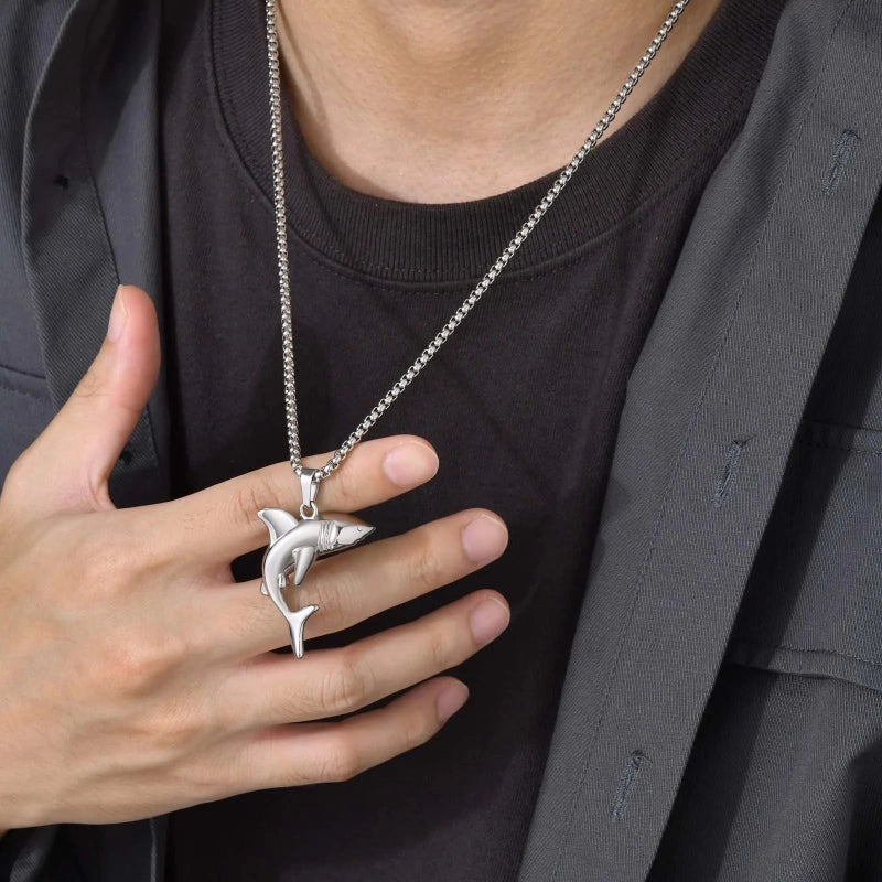 Miesten hopeanvärinen kaulakoru hain riipuksella