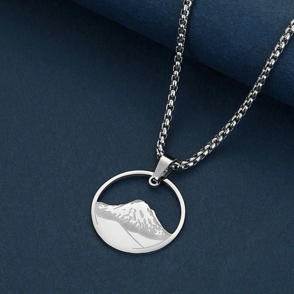 Kaulakoru, jossa pyöreä vuoristoriipus hopea