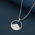 Kaulakoru, jossa pyöreä vuoristoriipus hopea