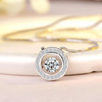 Kaulakoru, jossa on pyörivä stressiä lievittävä riipus ja zirkonia