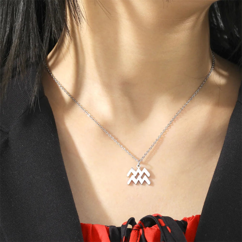 Kaulakoru, jossa on kullanvärinen horoskooppiriipus