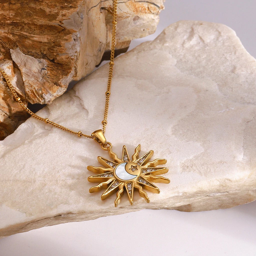 Kaulakoru, jossa on viehättävä aurinko- ja kuu-riipus