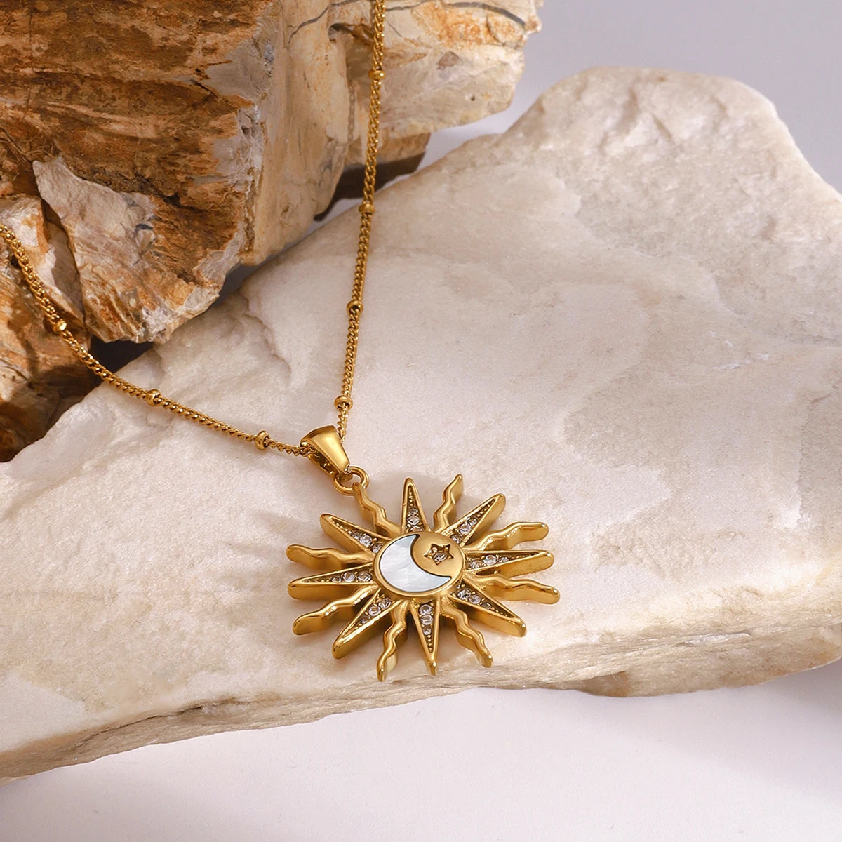 Kaulakoru, jossa on viehättävä aurinko- ja kuu-riipus