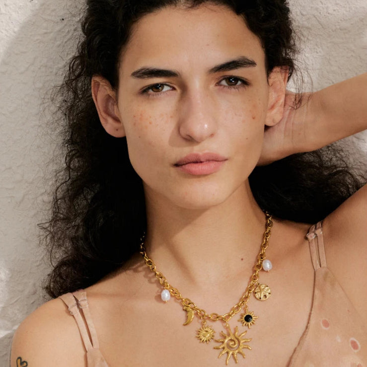 Kaulakoru, jossa aurinko- ja kuu-riipus naisille