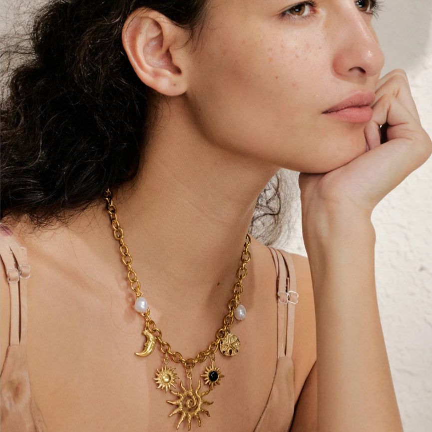 Kaulakoru, jossa aurinko- ja kuu-riipus naisille