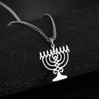 Kaulakoru, jossa on juutalainen symbolinen Menorah-riipus