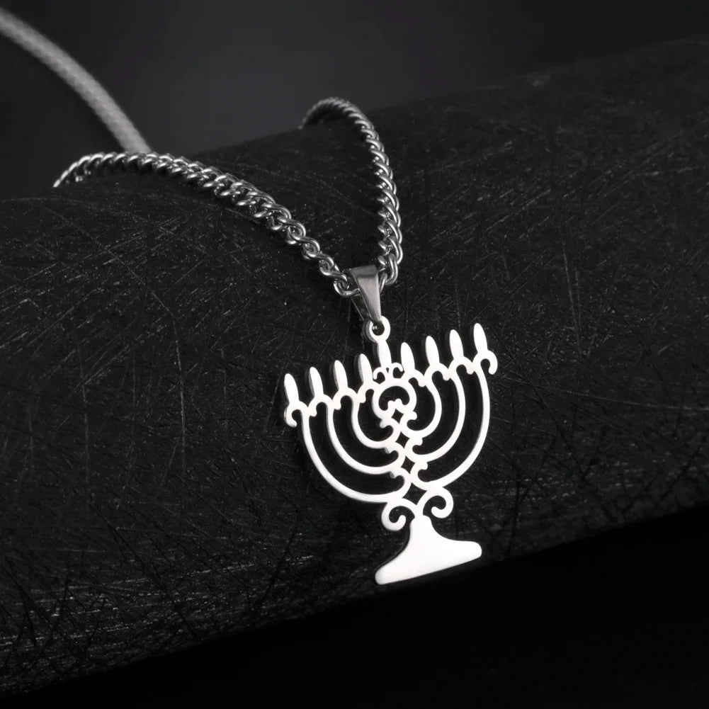 Kaulakoru, jossa on juutalainen symbolinen Menorah-riipus
