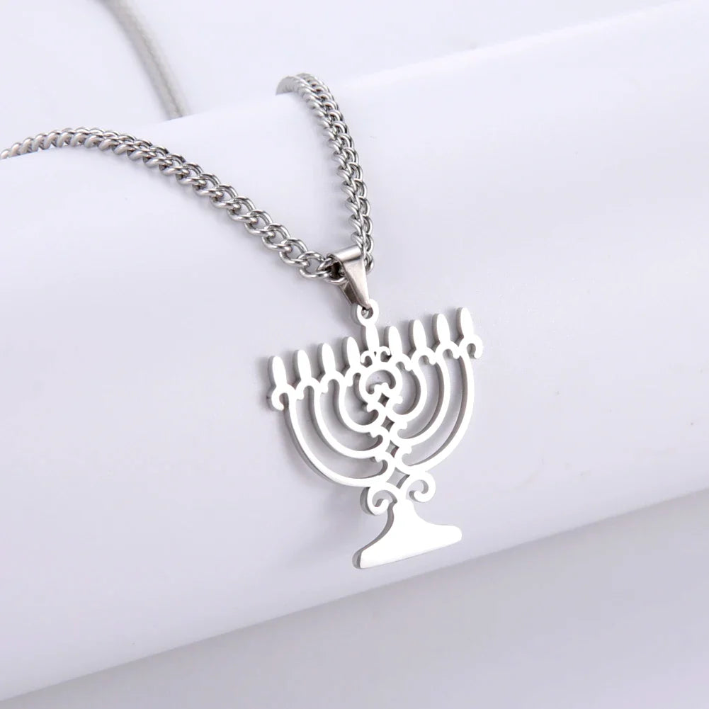 Kaulakoru, jossa on juutalainen symbolinen Menorah-riipus