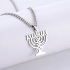 Kaulakoru, jossa on juutalainen symbolinen Menorah-riipus