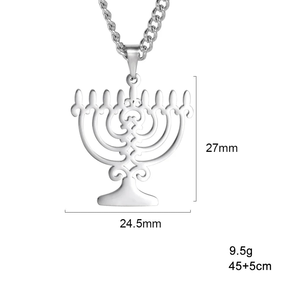 Kaulakoru, jossa on juutalainen symbolinen Menorah-riipus