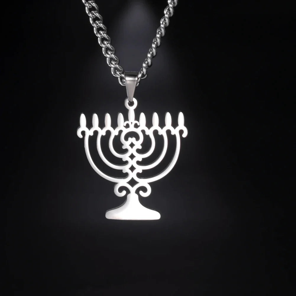 Kaulakoru, jossa on juutalainen symbolinen Menorah-riipus