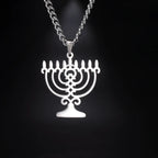 Kaulakoru, jossa on juutalainen symbolinen Menorah-riipus