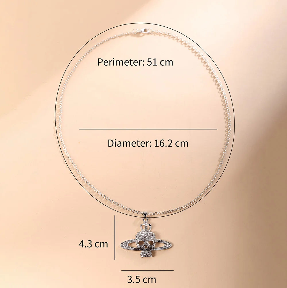 Kaulakoru, jossa on strassikivillä koristeltu pääkalloriipus