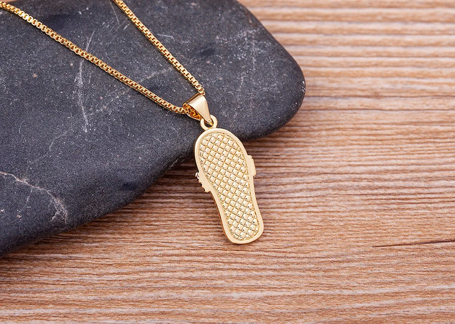 Kaulakoru, jossa on kielikoristeinen sinisilmäinen riipus ja zirkonia