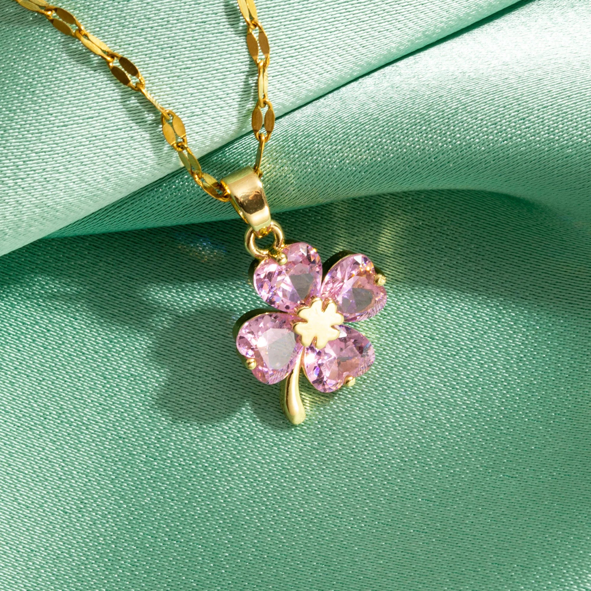 Kaulakoru värillisellä nelilehtisellä apilariipuksella 