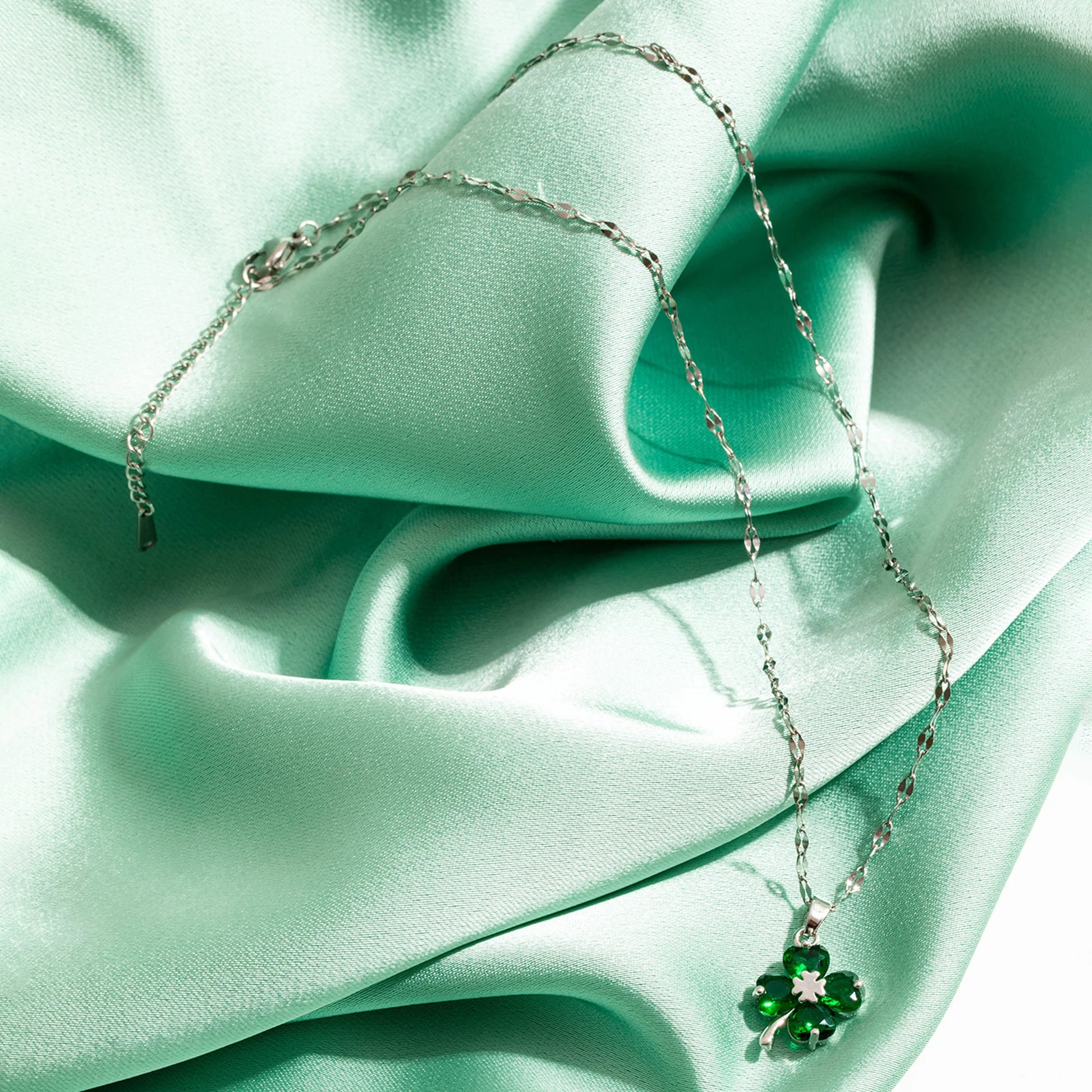 Kaulakoru nelilehtisellä apilariipuksella, väriltään hopea ja vihreä
