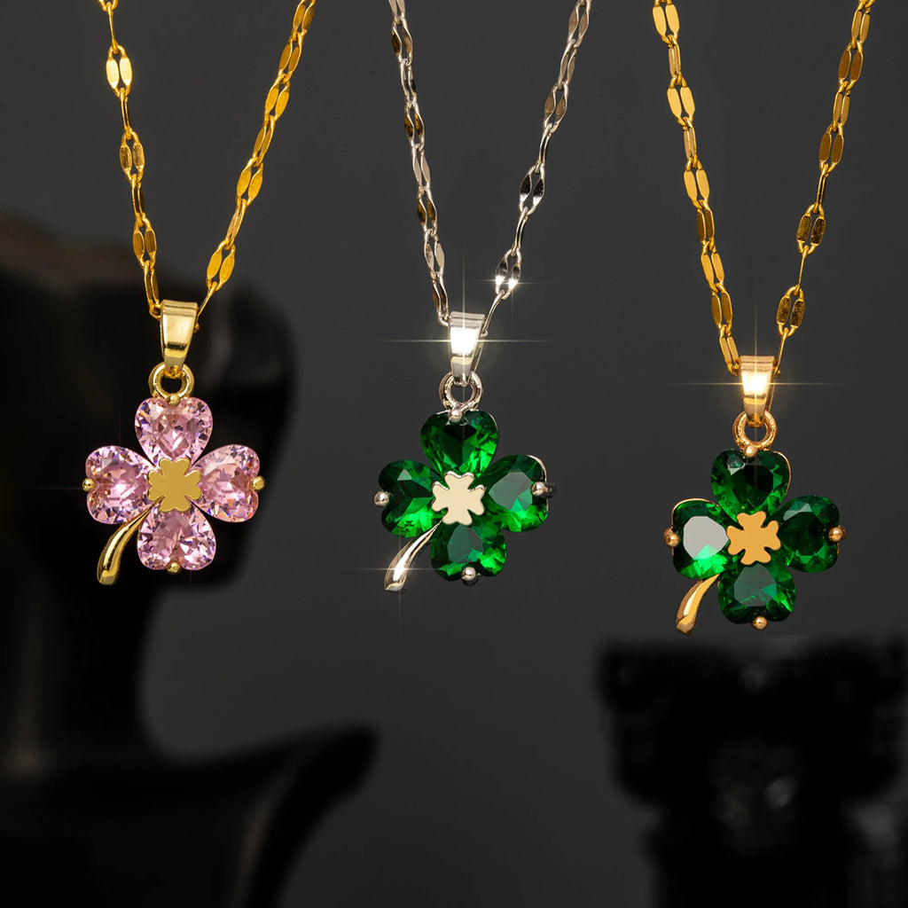 Kaulakoru nelilehtisellä apilariipuksella, väriltään hopea ja vihreä