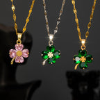 Kaulakoru nelilehtisellä apilariipuksella, väriltään hopea ja vihreä