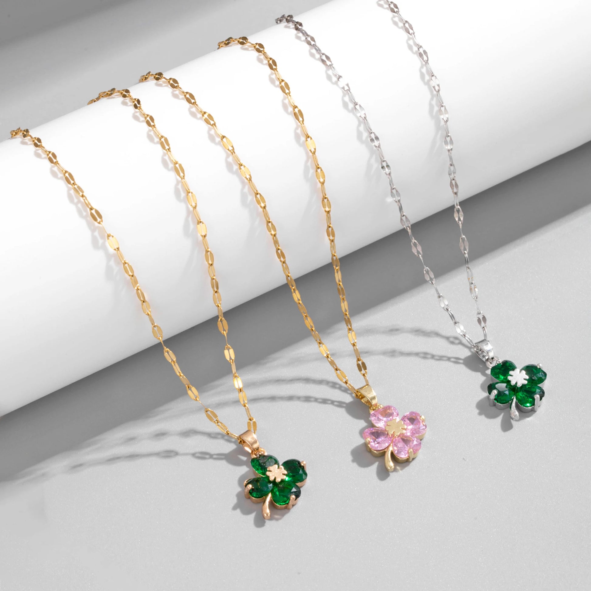 Kaulakoru nelilehtisellä apilariipuksella, väriltään hopea ja kulta